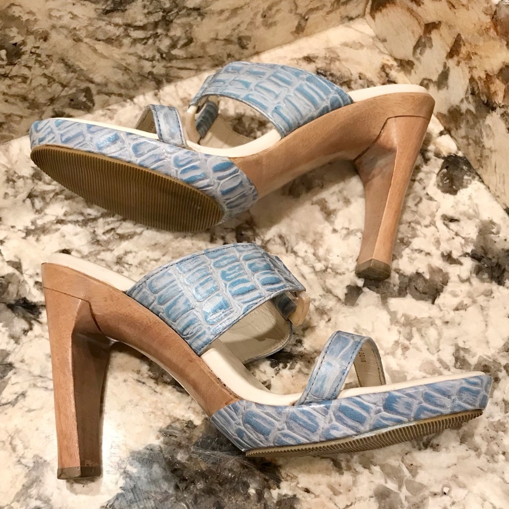 Vintage BCBG MAX AZRIA Baby Blue Sandals - Picture 4 of 15